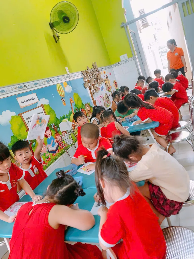 CÁC BÉ TRƯỜNG MẦM NON HỒNG ÂN ĐÓN MỪNG NOEL Các bạn lớp Lá làm thiệp Giáng Sinh