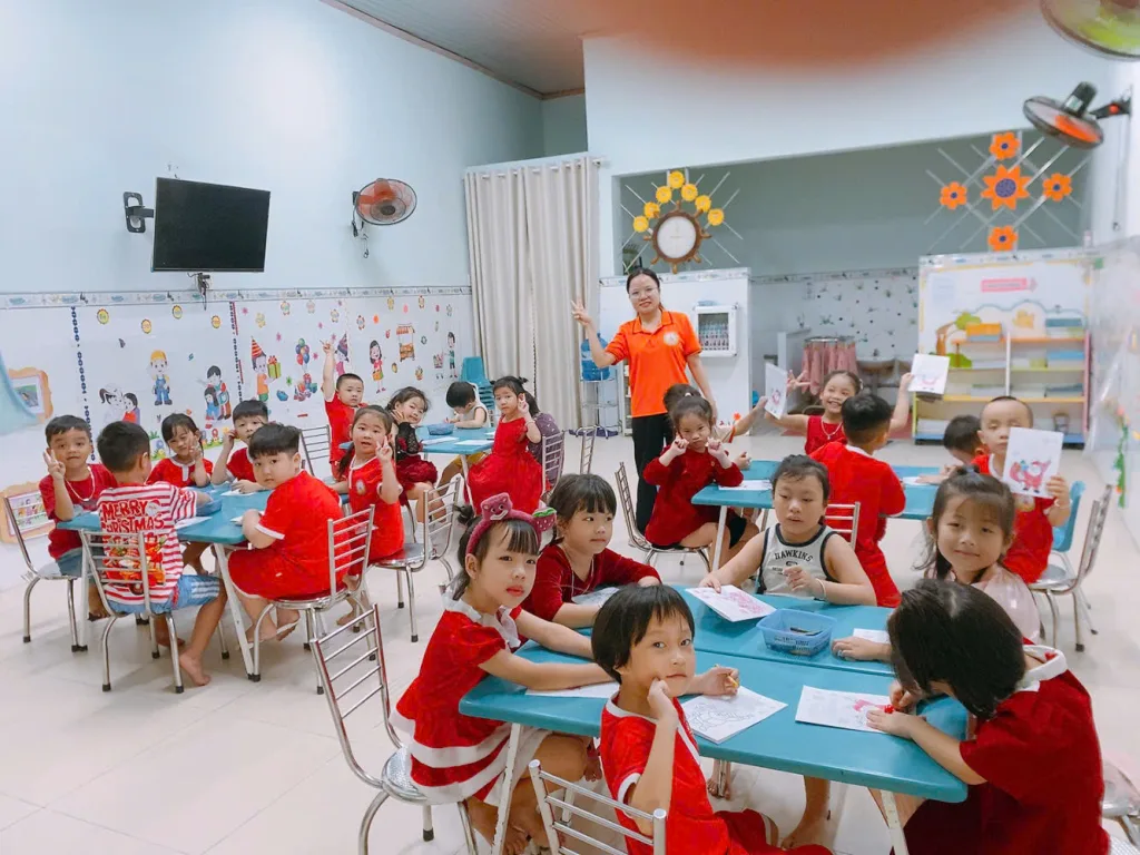 CÁC BÉ TRƯỜNG MẦM NON HỒNG ÂN ĐÓN MỪNG NOEL Niềm vui, hạnh phúc luon được thể hiện qua ánh mắt, nụ cười của các bé.